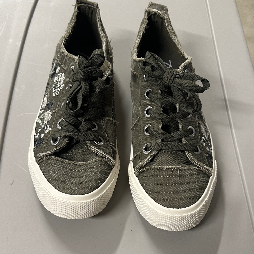 Women's Olive Green Canvas Lace-Up Sneakers with White Sole EUC
